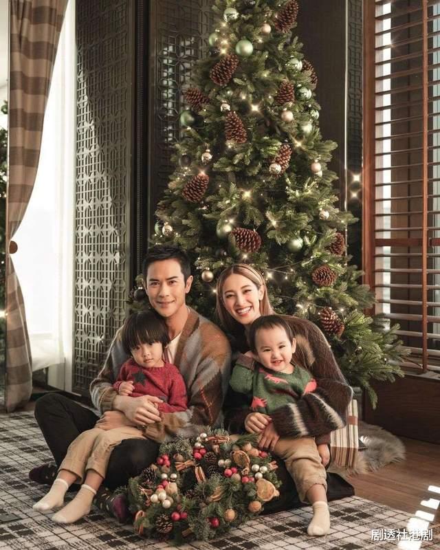 小姐姐|高颜值！TVB著名夫妻档晒圣诞合照，网友调侃：大儿子赢在了发量