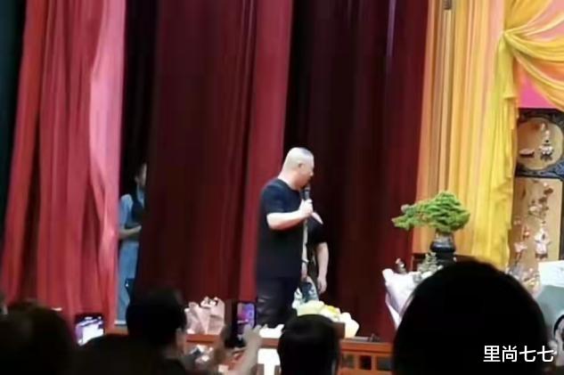 李羲儿|郭德纲老婆罕见登台，穿露肩旗袍体格是老公两倍壮，富态过头辣眼