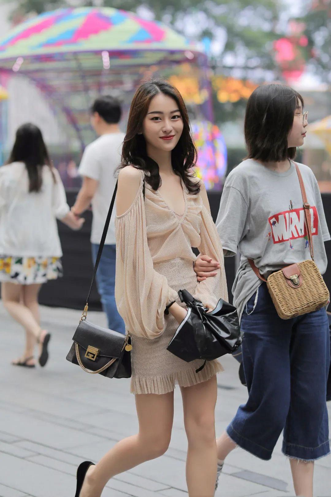 时尚穿搭女装|街拍:穿浅棕裙的时尚女生,散发优雅的感觉