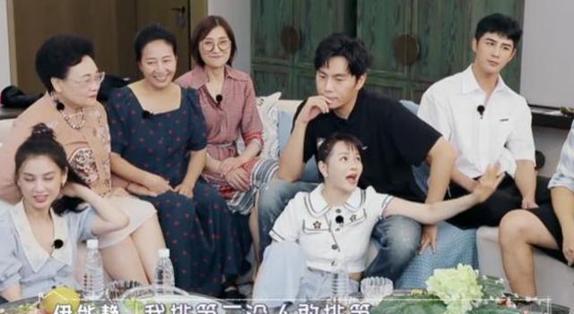 伊能静|52岁伊能静依偎秦昊腿上，谁看到秦昊手的小动作？已婚宝妈都懂