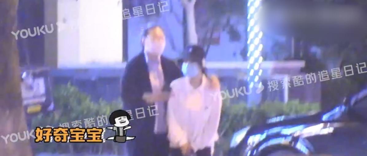 杨紫|28岁杨紫瘦了！脖子修长腿细如竹竿，身形比身旁助理小一圈