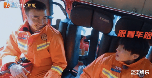 陈小春|帮陈小春做引体向上，写信给jasper，艾站长：应采儿带孩子过来玩