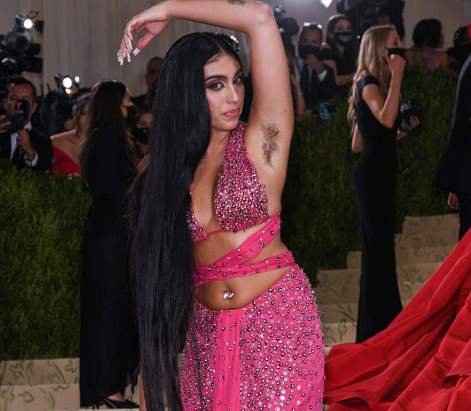 邓文迪|MG红毯好热闹！名模鼻梁挂假虫，谷爱凌大秀长腿，邓文迪金光闪闪