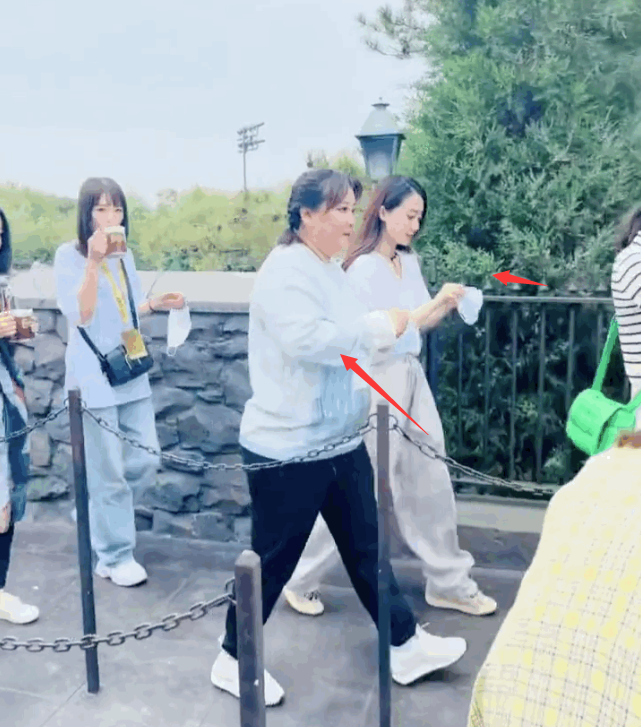 贾玲|贾玲张小斐游环球影城待遇比别人高?威震天和贾玲热聊被侃嘴太碎