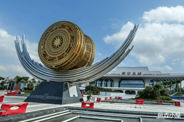 孟哥来了 广西一县让人嫉妒，继新建高铁站后，又大兴土木建50.95亩的客运枢纽