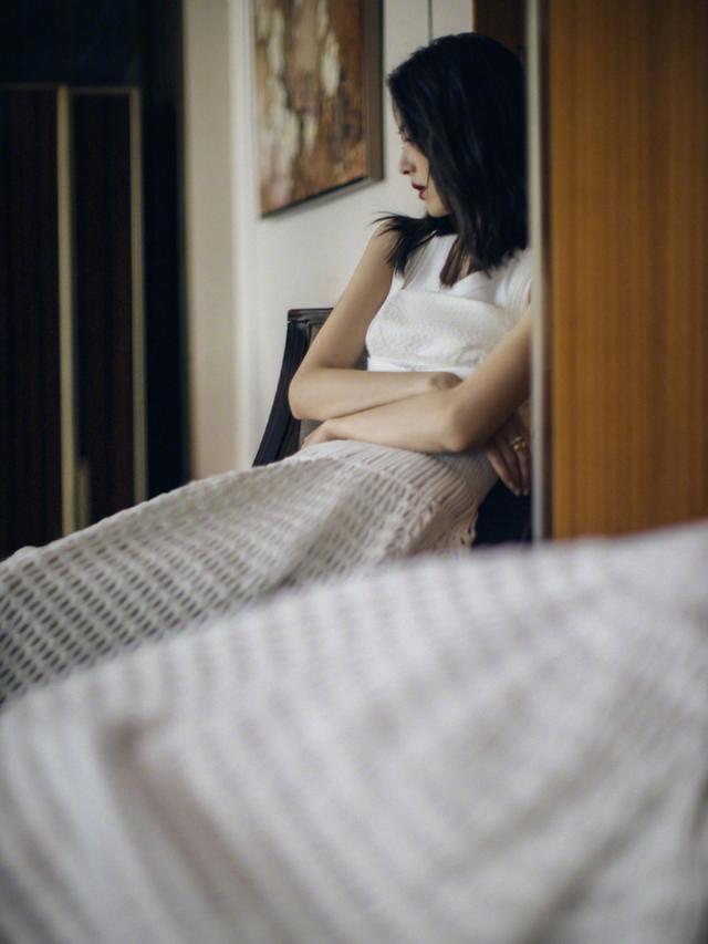 旗袍公馆|刘雯不愧是超模，穿小白裙内搭T恤时髦高级，身材好就是自信