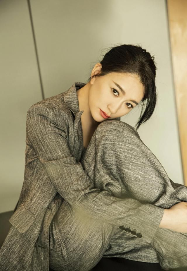 李小冉|演员李小冉，40岁苦尽甘来，5个亿随便花，被丈夫宠成宝