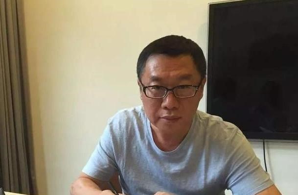 银行柜员 男子因不满银行柜员嘲讽，直接取走存款，银行行长亲自登门道歉