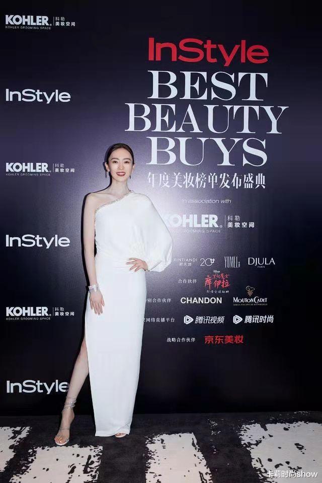 卡莉时尚show|童瑶辨识度直线上升,穿斜肩长裙气质没得挑,摆脱小章子怡标签