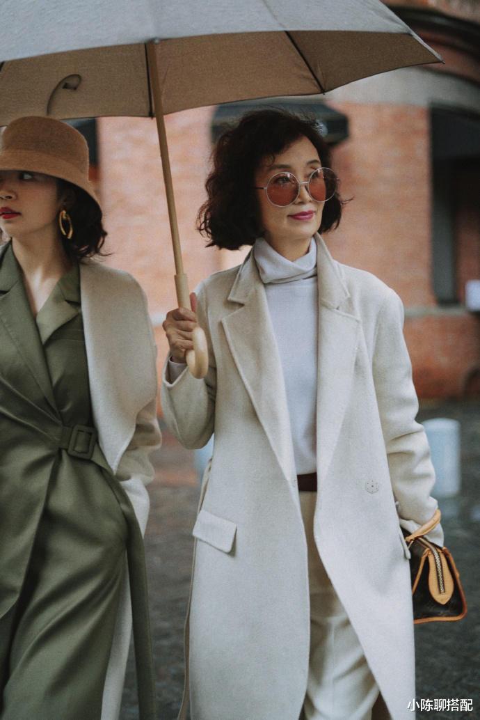 小陈聊搭配 这才是60+女人该有的大衣打扮，不显老不扮嫩，妈妈们可以照着穿
