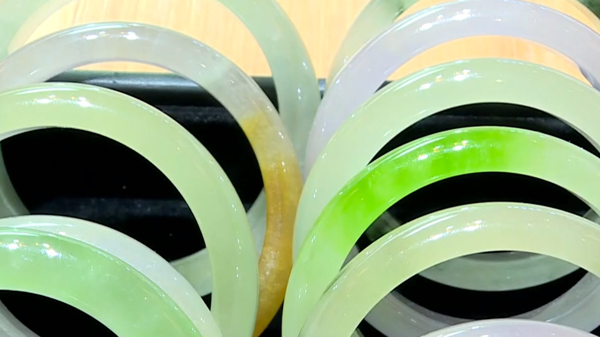 翡翠|玉石直播间低价捡漏，竟是“一眼假”，低价陷阱为何总有人上当？