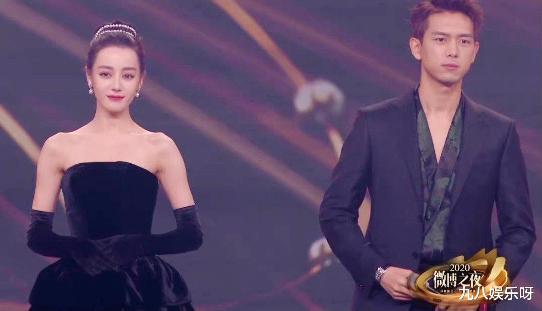 迪丽热巴|微博之夜：同是双人领奖，肖战杨紫相亲相爱，李现热巴却像打架