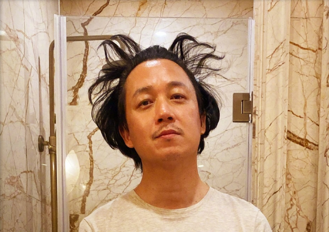 办公室|参观潘粤明住的豪宅,在家设计私人办公室,桌子上摆一堆书法用品