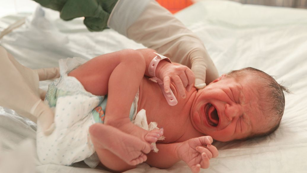 筱筱说育儿|新生儿出生后,为什么一直抱着母亲,是缺安全感吗?