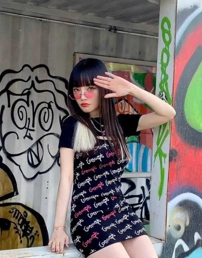 潮流新风|李小璐时尚口味不一般，穿短上衣配短裙，一身“女团感”让人羡慕