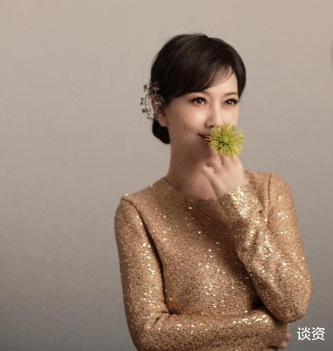 赵雅芝|68岁赵雅芝尝试性感风，大秀美背身材曲线好，气质温婉颜值依旧