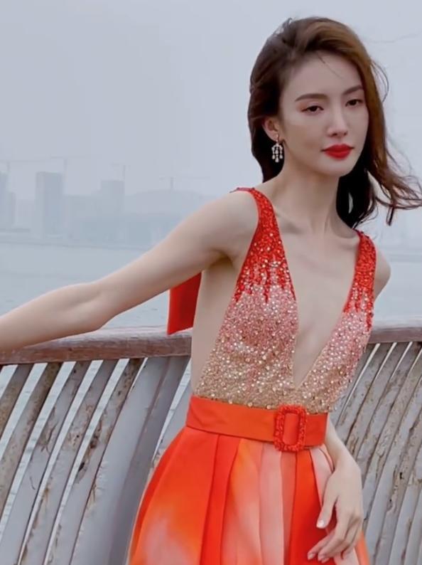 金晨|金晨瘦成啥样了，化妆时被拍，看见她穿V领的身材：就剩一层皮了