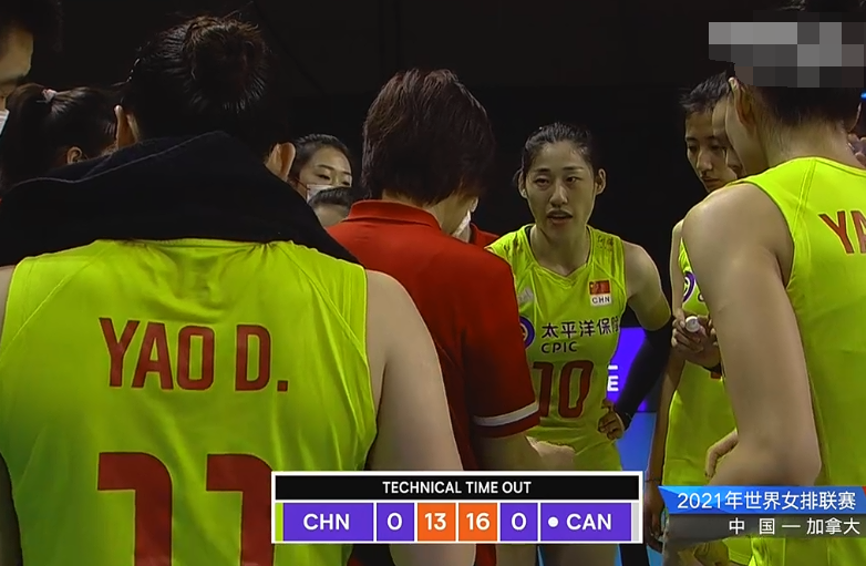 女排|看得憋屈！中國(guó)女排2：3送魚(yú)腩隊(duì)首勝，看看把郎指導(dǎo)急成什么樣了