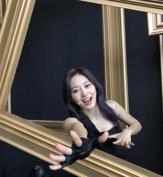 欧阳菁|周子瑜晒男友视角，性感露肩灿笑照！粉丝暴动：根本美成一幅画！