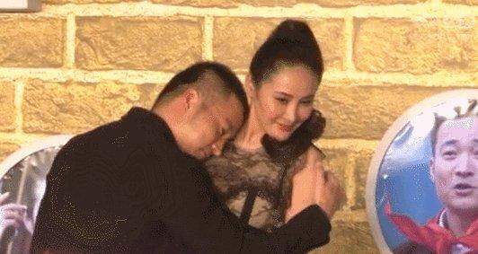 靳东|靳东高露当众挽手依偎，太亲密被指超安全距离，两人都已婚有家室