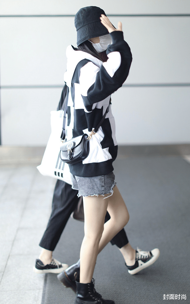 穿衣搭配|赵丽颖的休闲装才叫真的美，拼色卫衣娇嫩似少女，不露身材更高级