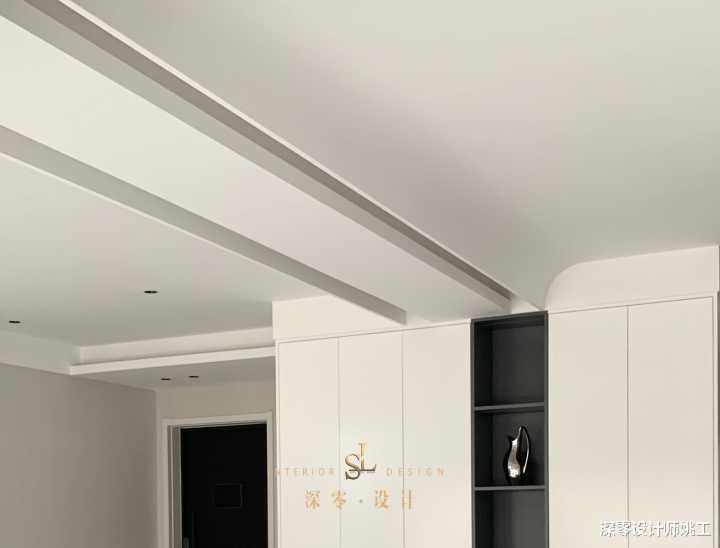 118㎡极简夫妻婚房，餐厨打通，沿墙做L型桌面，瞬间多出一间优雅的书房