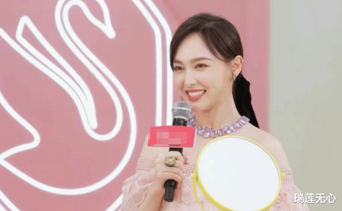 唐嫣|唐嫣生图曝光获赞！低马尾粉裙裙很温柔，笑容超治愈