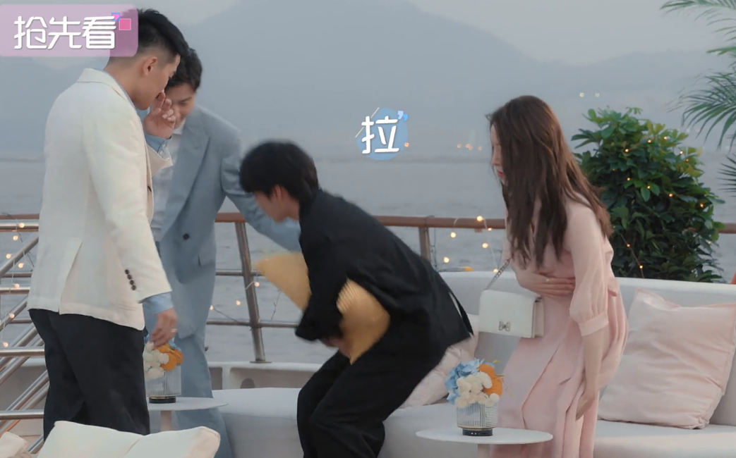 叉壹|心动的信号：女5惊艳出场，有人注意到男2的举动吗？
