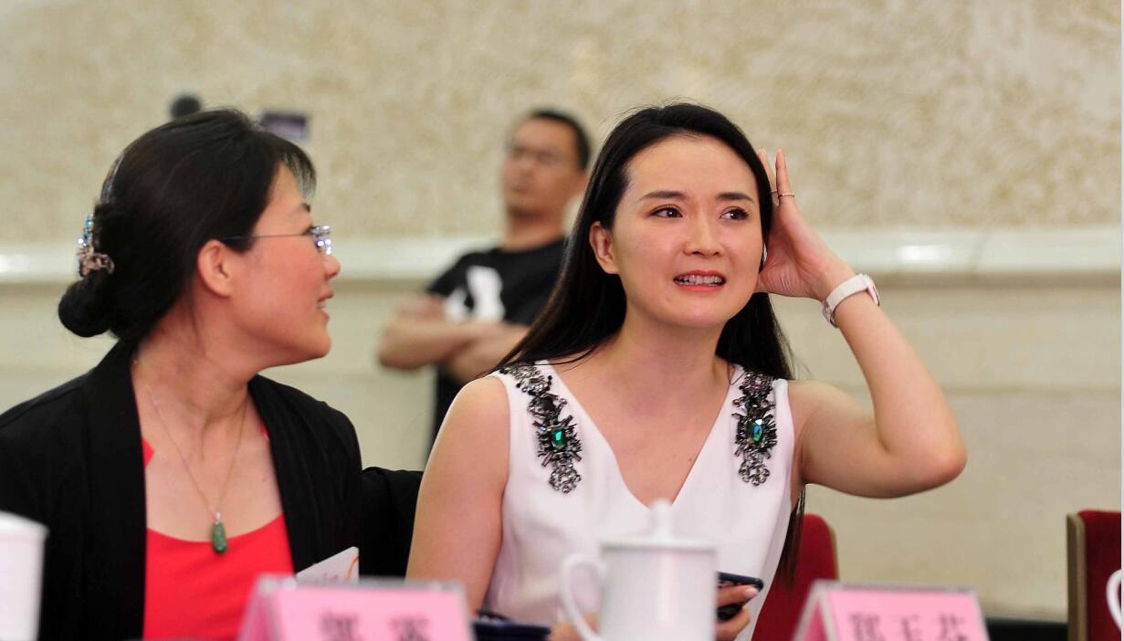 王艳|47岁“晴格格”却变“晴奶奶”：岁月侵蚀你时，连声招呼都不打？