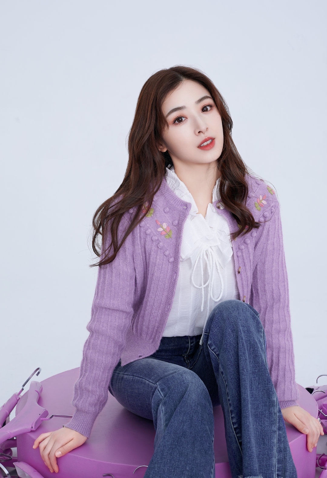 裴秀智|张含韵真是逆生长，蓝色纱裙又仙又美宛如在逃公主，少女感满满