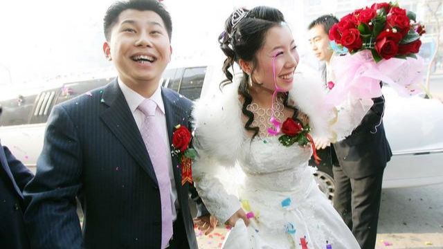 何云伟|何云伟结交相声界名家，与侯耀华亲如父子，和王玥波关系密切