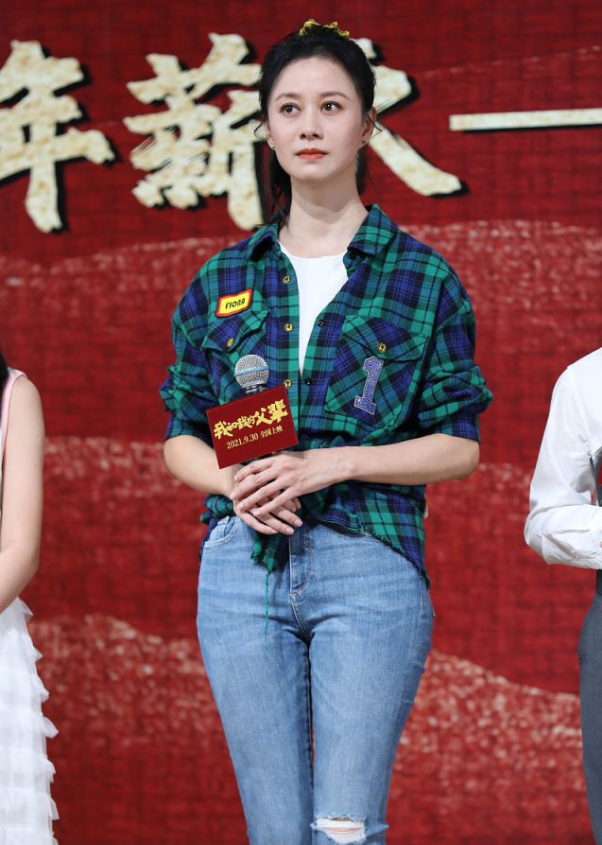 潮流前沿 43岁倪虹洁状态太好!把老土格纹穿出高级感,身材线条不输小姑娘