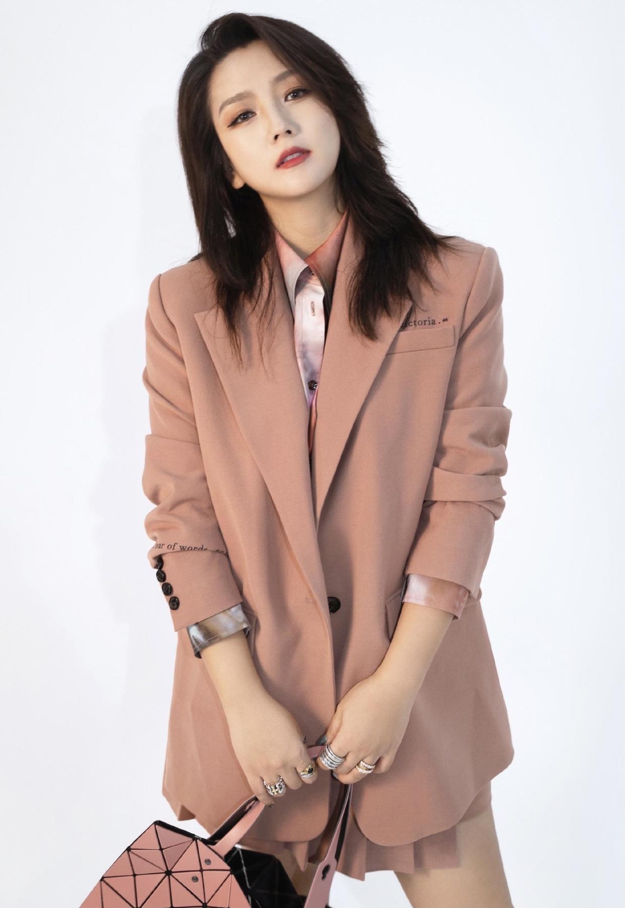 何有强|何洁这次穿对了，白色格纹西服套装知性干练，显瘦又有气场