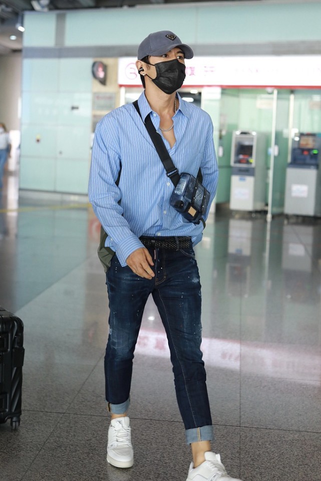 男士穿衣搭配杂志|张伦硕真有暖男范,把钟丽缇宠成“小公主”,看造型就知道很恩爱