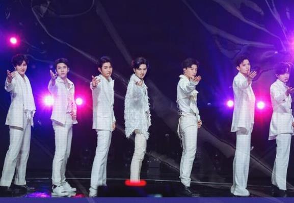 私生饭|国内人气男团被追车？私生饭夹道超车，成员开直播录下全程