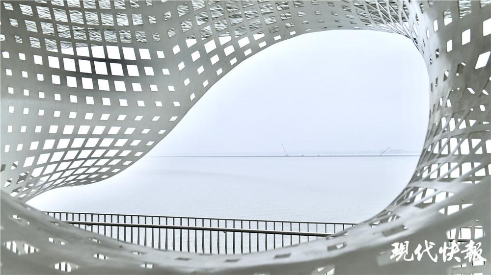 现代快报 犇跑吧长三角丨打卡新晋网红桥：哇，我左脚在上海，右脚在江苏