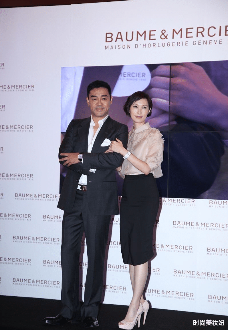 时尚美妆妞|刘青云把老婆宠成公主，郭蔼明穿薄纱衬衫配包臀裙，高级大气