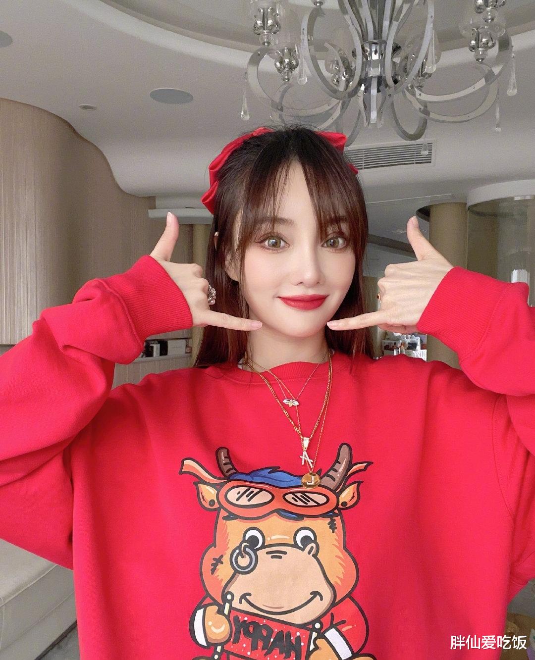 李小璐|李小璐晒新年祝福，贾乃亮和甜馨一起吃年夜饭?