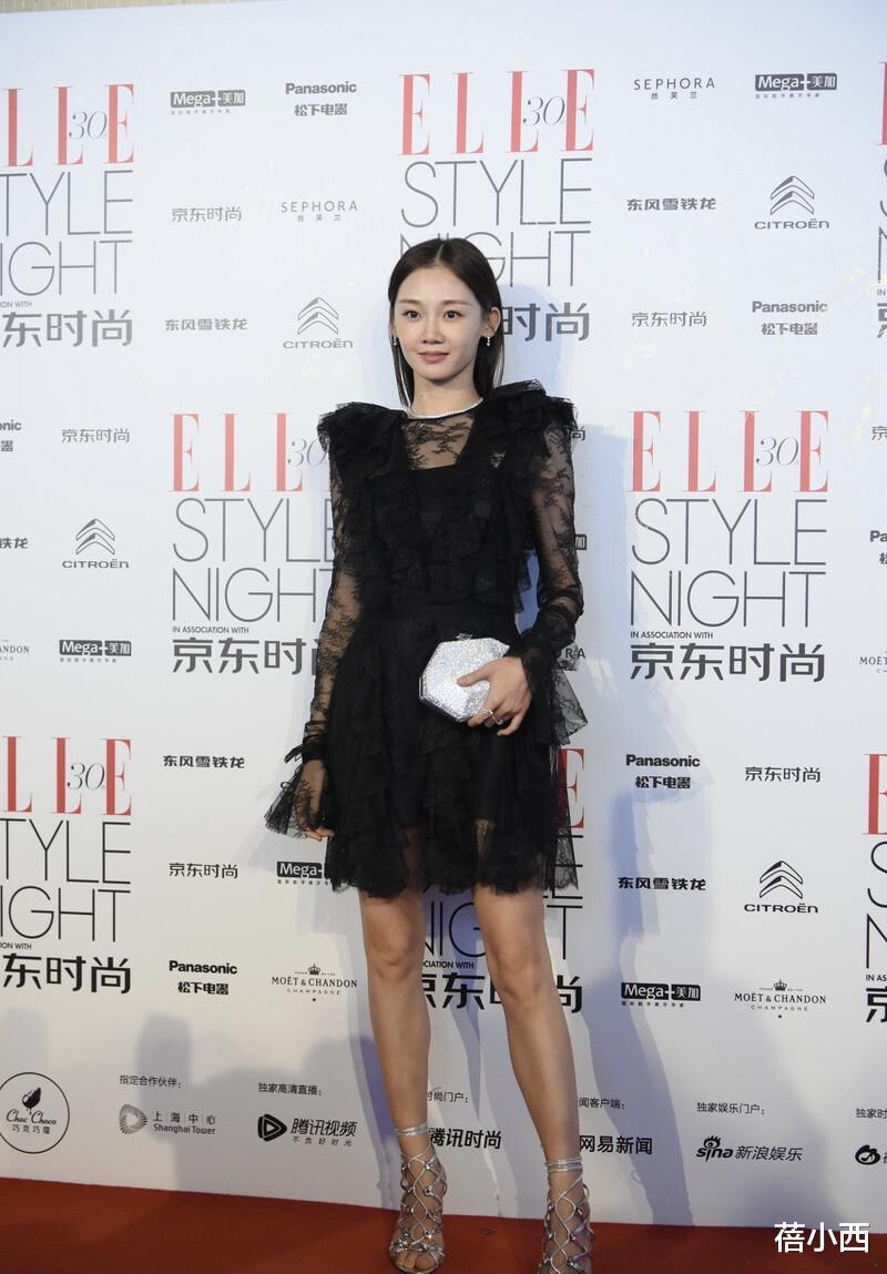 苗苗|郑恺的爱人苗苗又美出圈了，穿蕾丝小黑裙优雅又时髦，气质太惊艳
