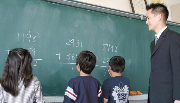 教师|中小学教师迎来坏消息,学校招聘教师门槛提高,师范生要早做准备