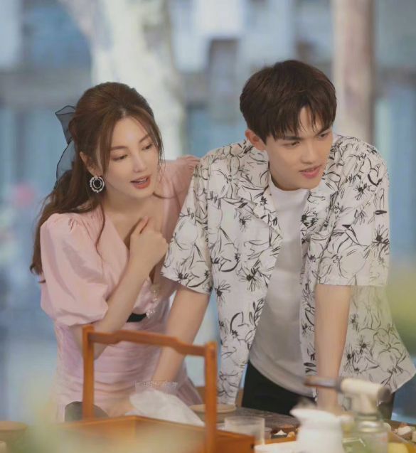 张雨绮|内地版萧亚轩？张雨绮再次换新男友，与小十岁张墨怀当街拥抱被拍