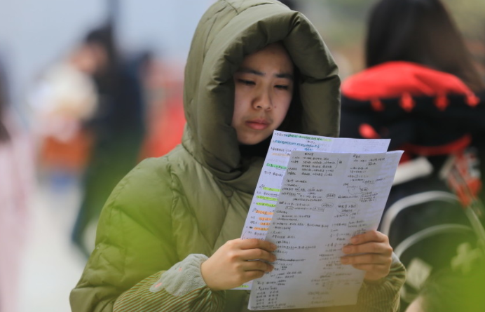 穿衣搭配|乡镇公务员报名开始，报名门槛降低，满足条件或将优先录取