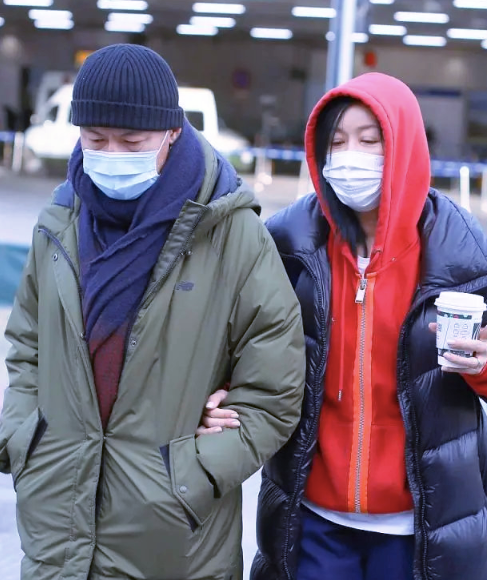 那英|那英携全家吃烤串，罕见和老公孟桐恩爱同框，疑女儿打扮洋气现身