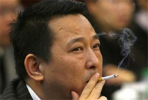 汶川地震 他身价400亿,汶川地震主动捐五千万,被抓时缴获一个排的武器