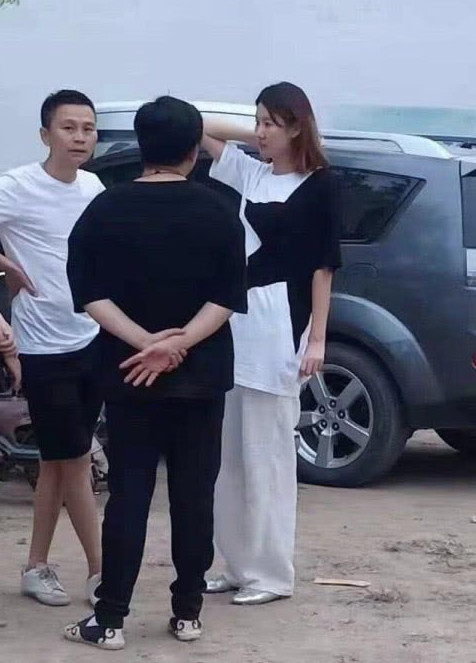 王宝强|王宝强带冯清与家人聚餐，冯清身材高挑气质佳，条件碾压马蓉