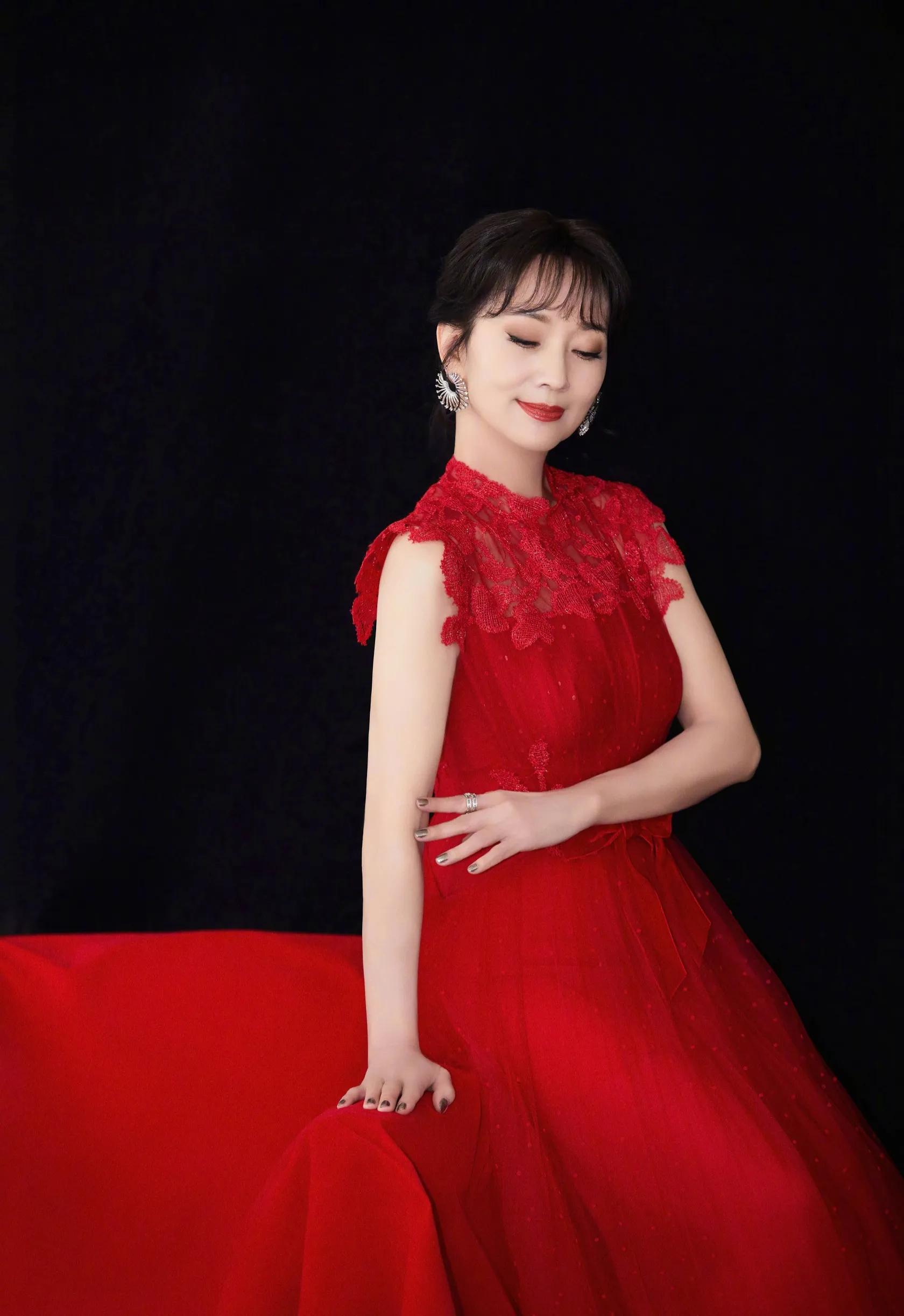 何炅|岁月不败美人，不老女神“白素贞”赵雅芝近况，艳丽依旧，端庄去初