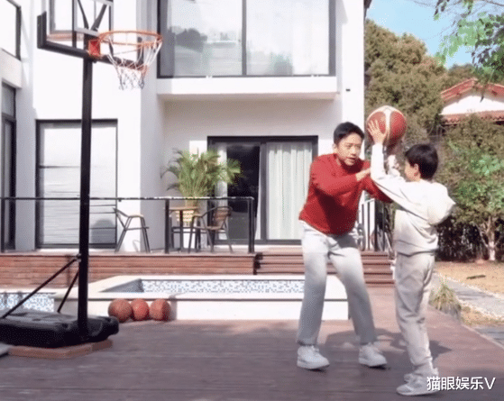 邓超|邓超晒儿子近照，9岁等等身高快赶上爸爸，身后2层别墅意外抢镜