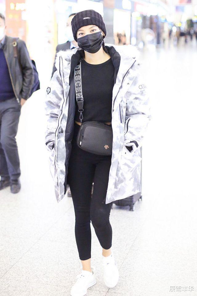 辰雪丰华 辛芷蕾也太会打扮了！敞怀穿“染色”棉服戴毛线帽，御寒又显身材