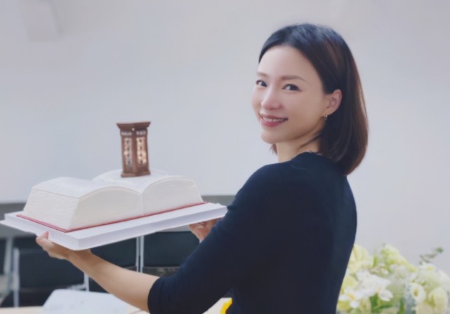 全球时尚风行|47岁董卿罕见现身！留刘海甜美好显年轻，穿运动装笑起来甜到爆表