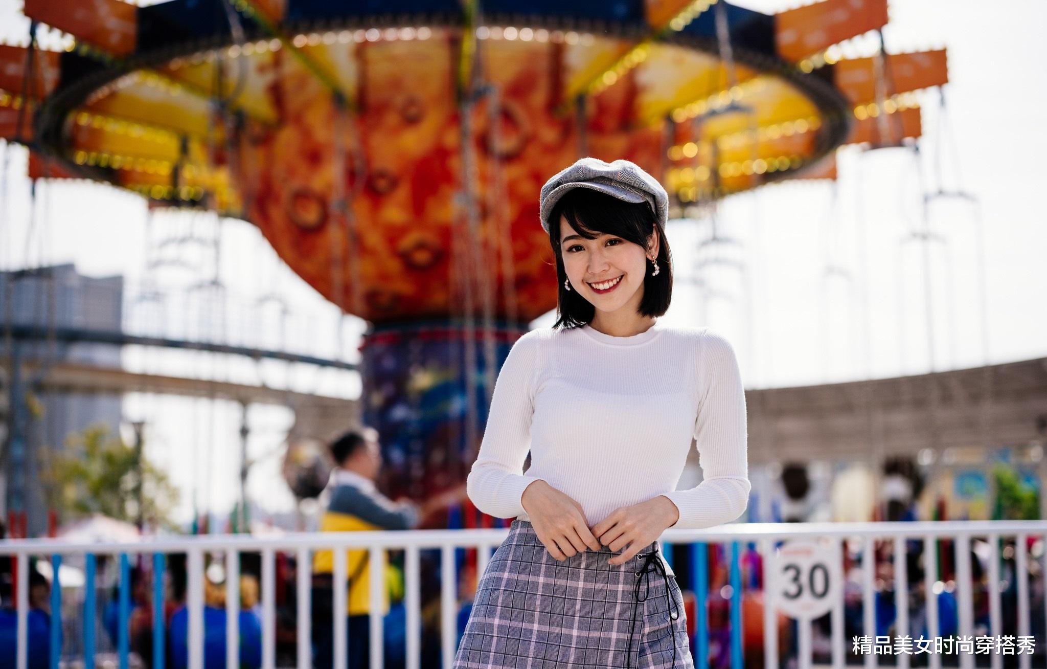 精品美女时尚穿搭秀|美女身穿洁白的冰丝针织衫，搭配灰色格子短裙，惊艳撩人